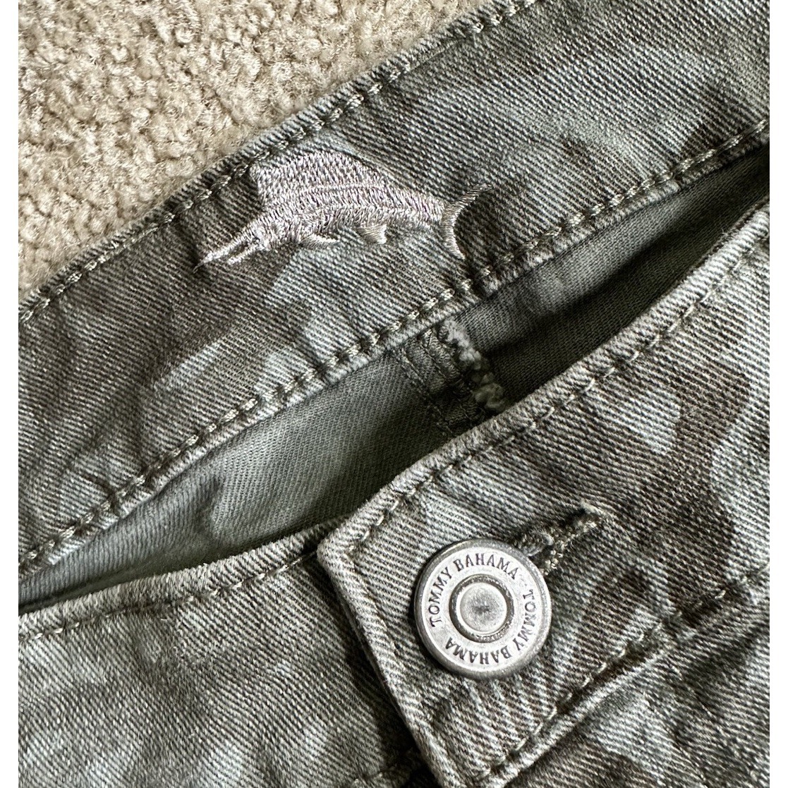 Tommy Bahama Skinny Ankle Jeans Women's 12 Olive Grn Tropical Camo Print Stretch — image 5 of 8